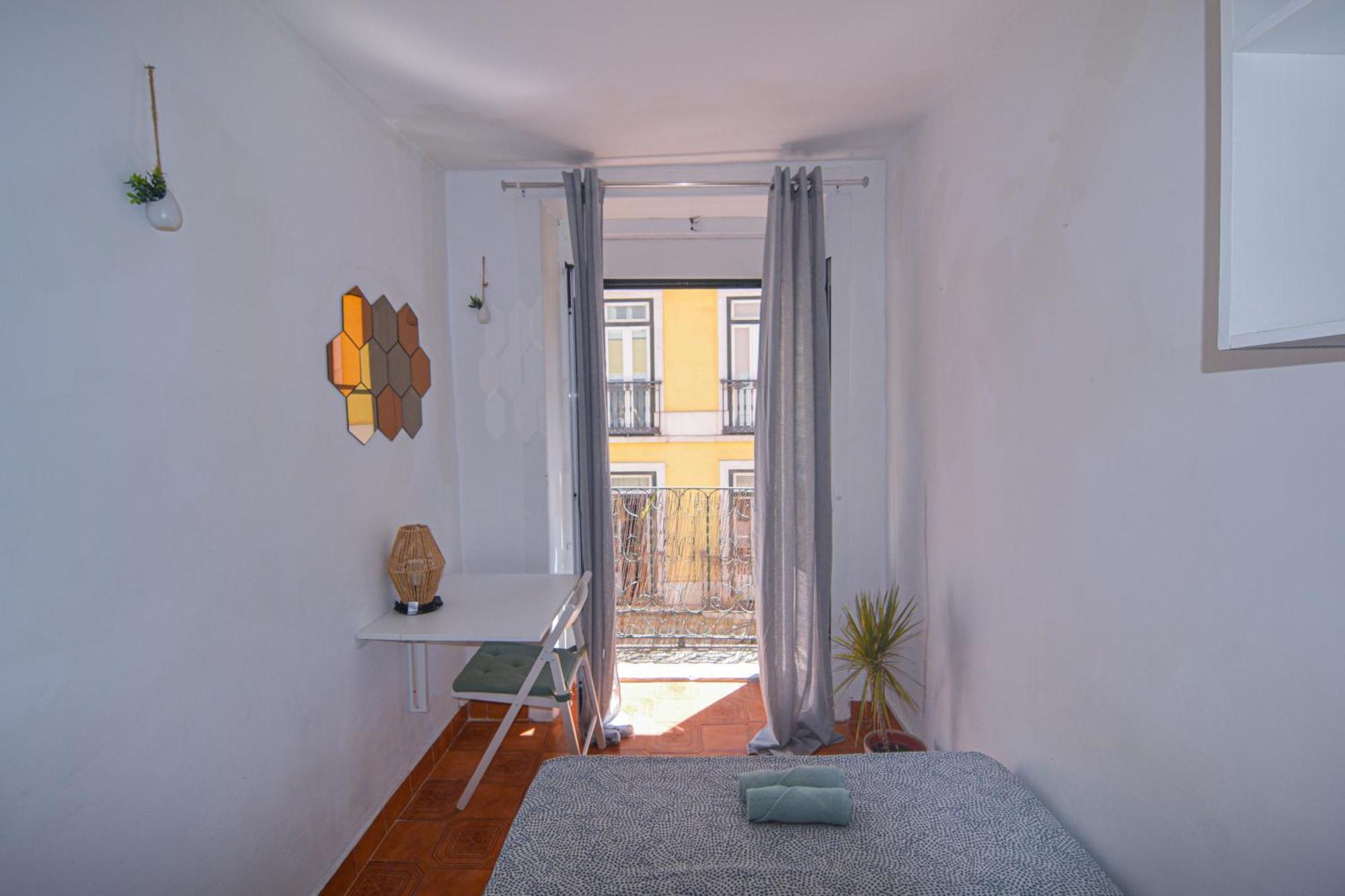 Shared Apartment With Bright Private Patio In Lisboa ภายนอก รูปภาพ